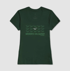 Camiseta de algodão com estampa diferente das iguais.