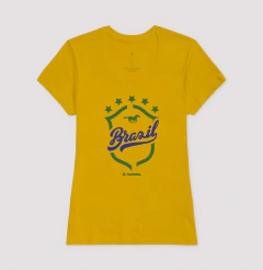 Camiseta feminina amarela estilo regular com estampa do Brasil 2026.