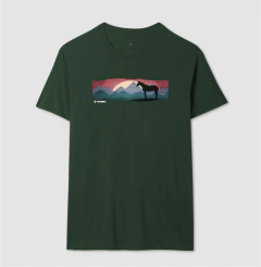 Camiseta de algodão com estampa paisagem e cavalo.