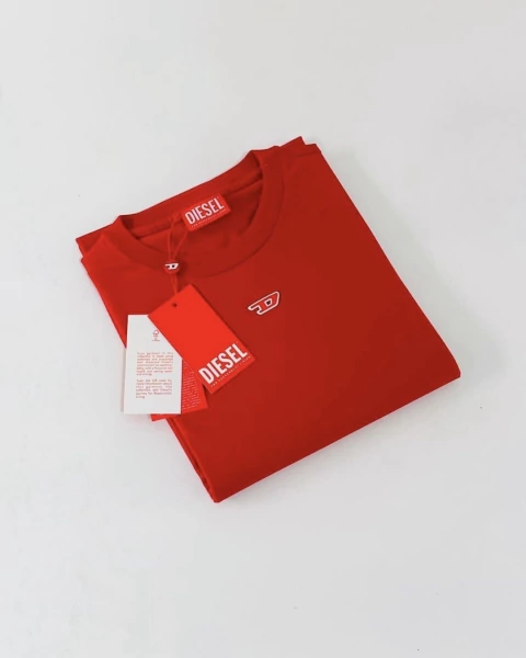 Camiseta básica “D” vermelha - comprar online