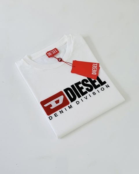 Camiseta c/ logo bordada branca
