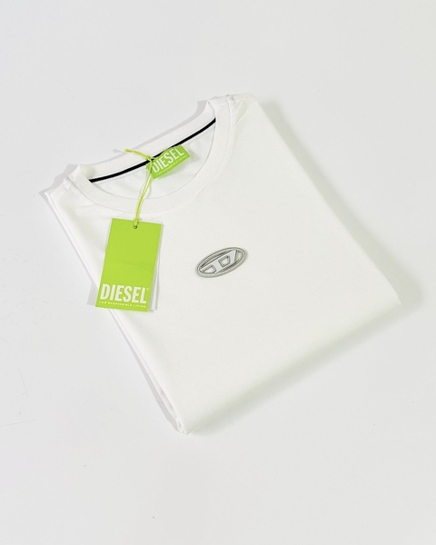 Camiseta “D” minimalista branca