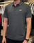 Polo c/ logo alto relevo chumbo