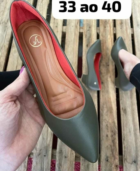 Scarpin Nude Verniz Salto Bloco Microgel