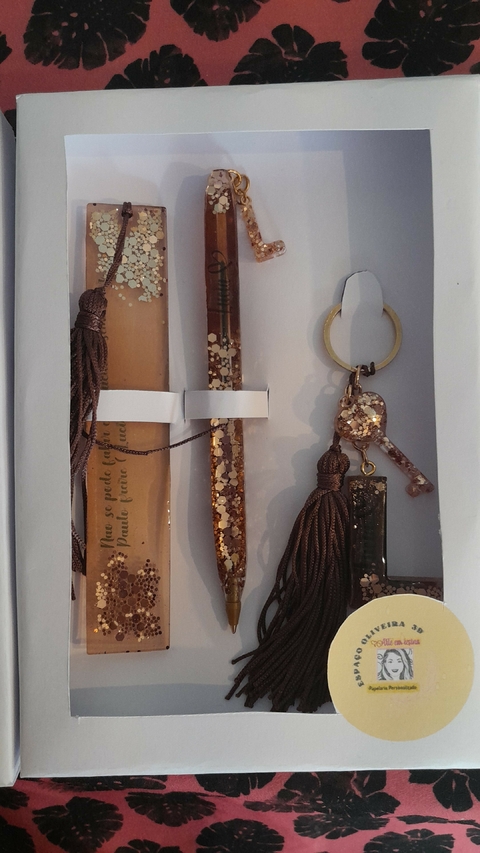 kit caneta marca pagina e chaveiro de letra