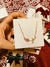 Caja de flores rojas + collar y anillo - comprar en línea