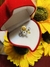 Caja de gamuza con anillo de girasol 