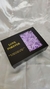Caja de rosas morada + accesorios en internet