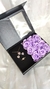 Caja de rosas morada + accesorios
