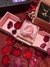 Cobre de rosa eterna con collar en internet