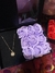 Caja con rosas lilas + collar - comprar en línea