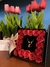 Caja de rosas rojas + accesorios