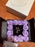 Caja negra de rosas lilas eternas con collar ✨ en internet