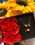 Caja de flores rojas + collar y anillo
