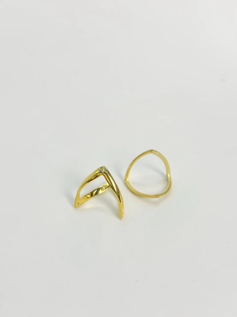 ANEL DOURADO BOCA DE TUBARÃO FOLHEADO A OURO 18K - comprar online