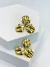 BRINCO DOURADO ORQUIDÊA 3 PETÁLAS FOLHEADO A OURO 18K - Delik Joias