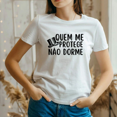 Camiseta Quem me protege não dorme - Exu - Umbanda Candomblé - Unissex