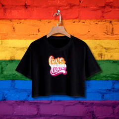 Cropped Love is Love Lésbica - ORGULHO - Branco - Preto - LGBT - Loja Áurea Atacado