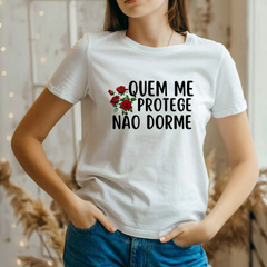 Camiseta Quem me protege não dorme - PombaGira - Umbanda Candomblé - Unissex