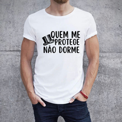 Camiseta Quem me protege não dorme - Exu - Umbanda Candomblé - Unissex na internet