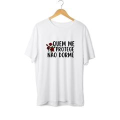 Camiseta Quem me protege não dorme - PombaGira - Umbanda Candomblé - Unissex - comprar online