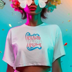 Cropped Love is Love Transgender - ORGULHO - Branco - Preto - LGBT