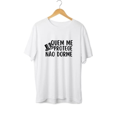 Camiseta Quem me protege não dorme - Exu - Umbanda Candomblé - Unissex - comprar online