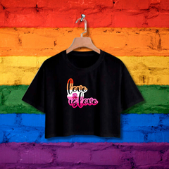 Cropped Love is Love - LÉSBICA - Branco - Preto - LGBT - Loja Áurea Atacado