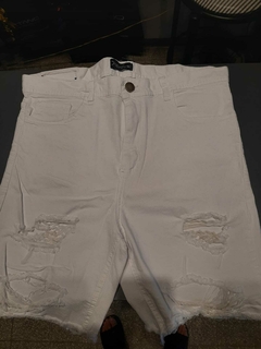 Bermuda blanca con roturas