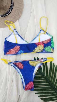 Bikini azul plumas en internet