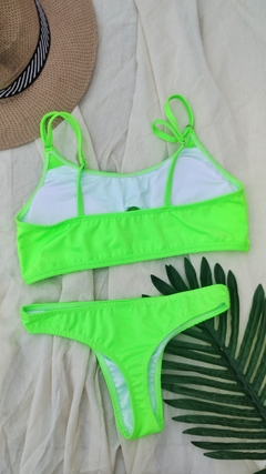 Bikini verde flúor en internet