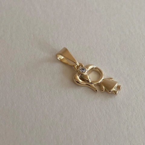 PINGENTE MENINA COM DETALHE CRAVEJADO E. BANHADO A OURO 18K