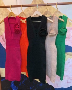 VESTIDO RAYON DECOTE V COM BROCHE ROSA na internet