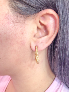 Brinco Argola Coração Texturizado Dourado - Lana Izidoro Moda e Acessórios