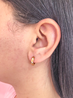 Brinco de Argolinha Click Dourado - comprar online