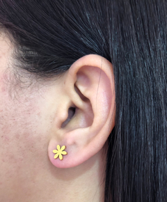 Brinco Florzinha Dourado - comprar online