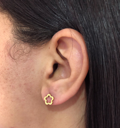 Brinco Florzinha Vazada Dourado - comprar online