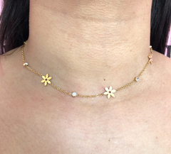 Choker de Florzinhas e Pontos de Luz Dourado na internet