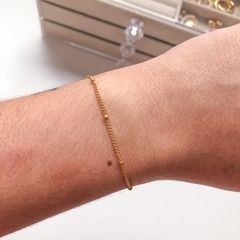 Pulseira Fina com Bolinhas Dourada - Lana Izidoro Moda e Acessórios