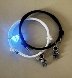Pulseira Dupla Astronautas com Imã de Coração que Brilha no Escuro - loja online