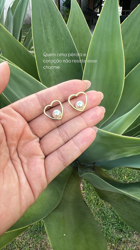 Brinco coração com pérola central