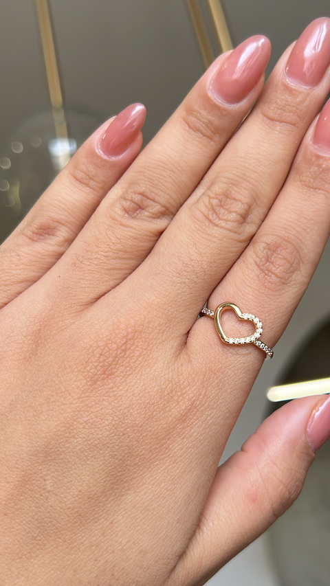 Anel coração meio cravejado