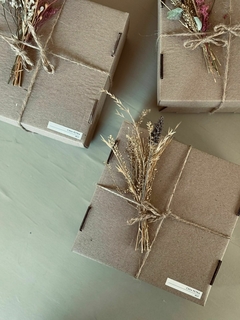 Box de regalo 2 productos + ramito seco - comprar online