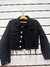 Campera negra con rotura