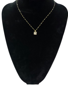 Collar de acero dorado en internet