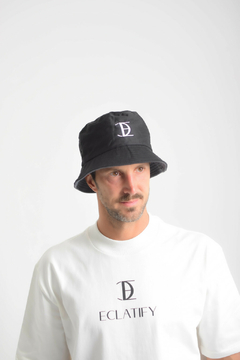 PILUSO HYERES LOGO BLANCO en internet