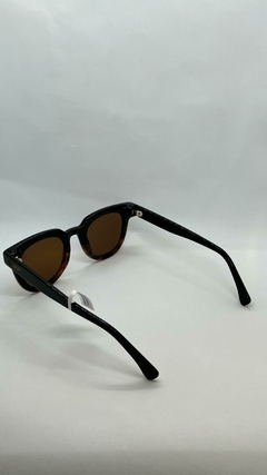 Óculos de Sol Polarizado Lion - Velasco Preto Com Detalhe - 00057628990 - LION