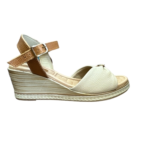 ELEGÂNCIA E CONFORTO: SANDÁLIA ANABELA EM COURO DA PEGADA