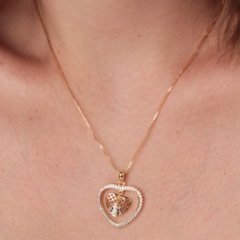 colar de nossa senhora com pingente de coração com zircônias, banho em ouro 18 k