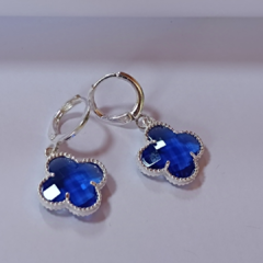 brinco trevo azul, no banho de prata